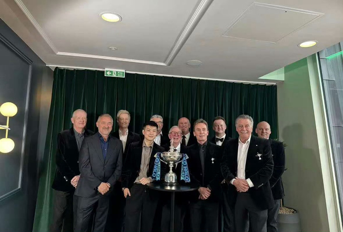 2026斯诺克世锦赛赛前欢迎晚宴，卫冕冠军赵心童与一众世界冠军一起，被簇拥着合