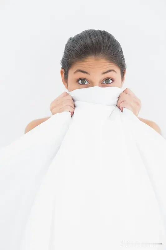 女人愿意把隐私摊开给你看，大概率是动了真心的信号。女人天生对边界感拎得很清，普