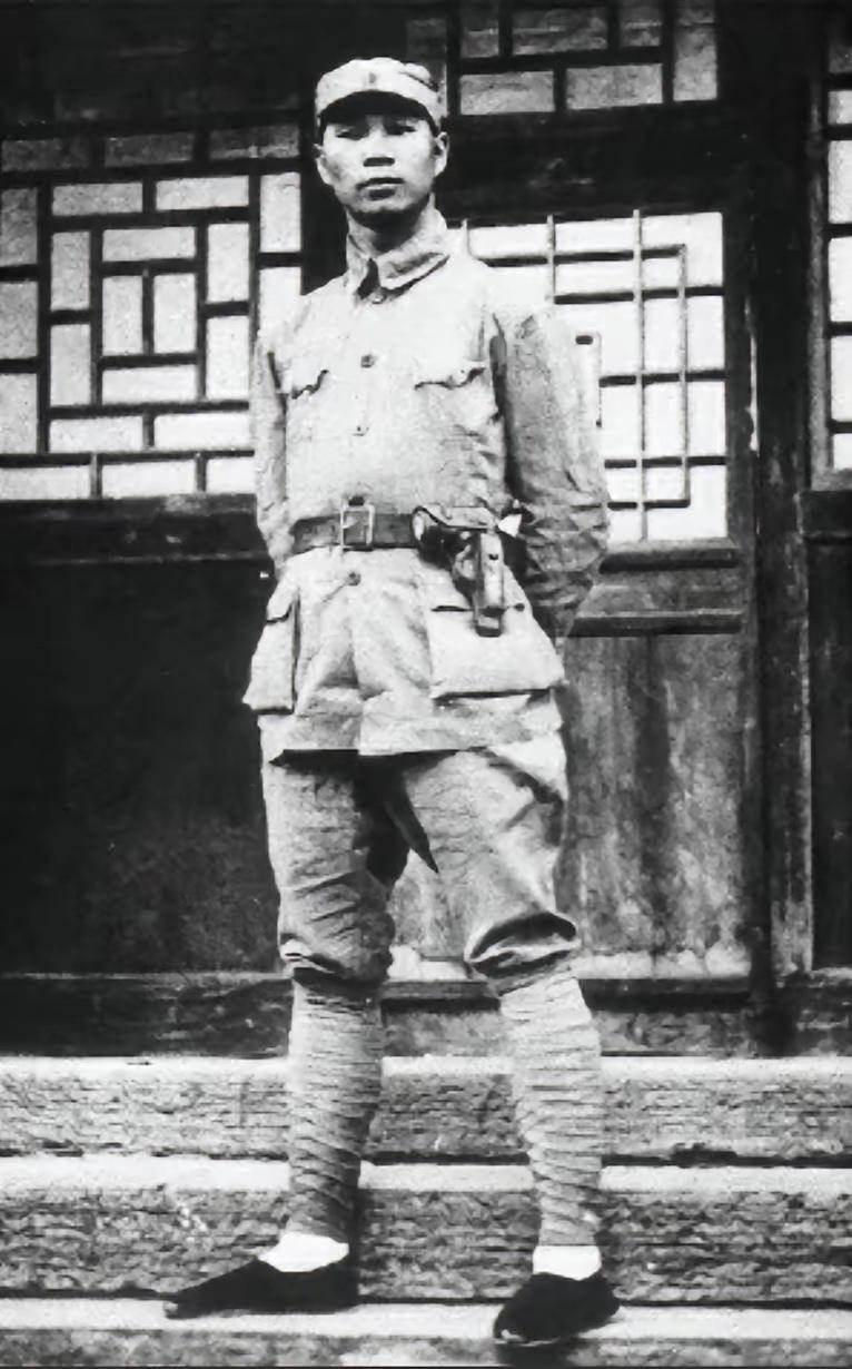 1937年，杨成武请地主吃饭，随后要地主们捐款抗日，“铁公鸡”地主王莆伸出五根手