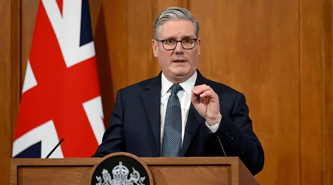 英国终于有脊梁了！ 当地时间4月2日，一场万众瞩目的追问在英国首相府外上演，