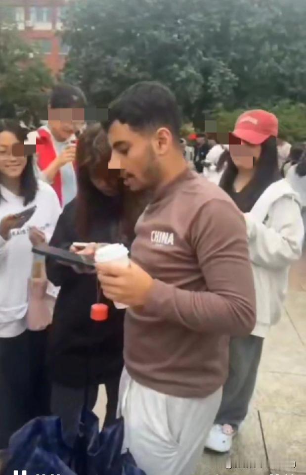 国外留学生就这么受欢迎？一个印度留学生在大学校园有多受到欢迎？看看下面视频就知道