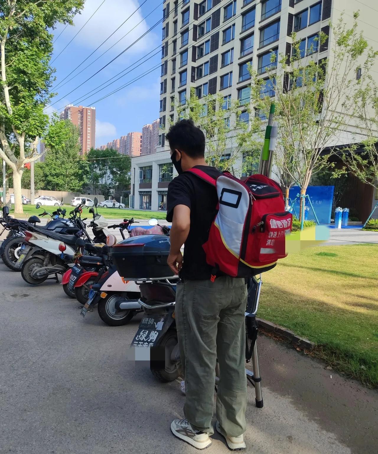 没想到00后进入这个行当。7月1日，我公婆买的北郊房子3月份交付，精装修标准，