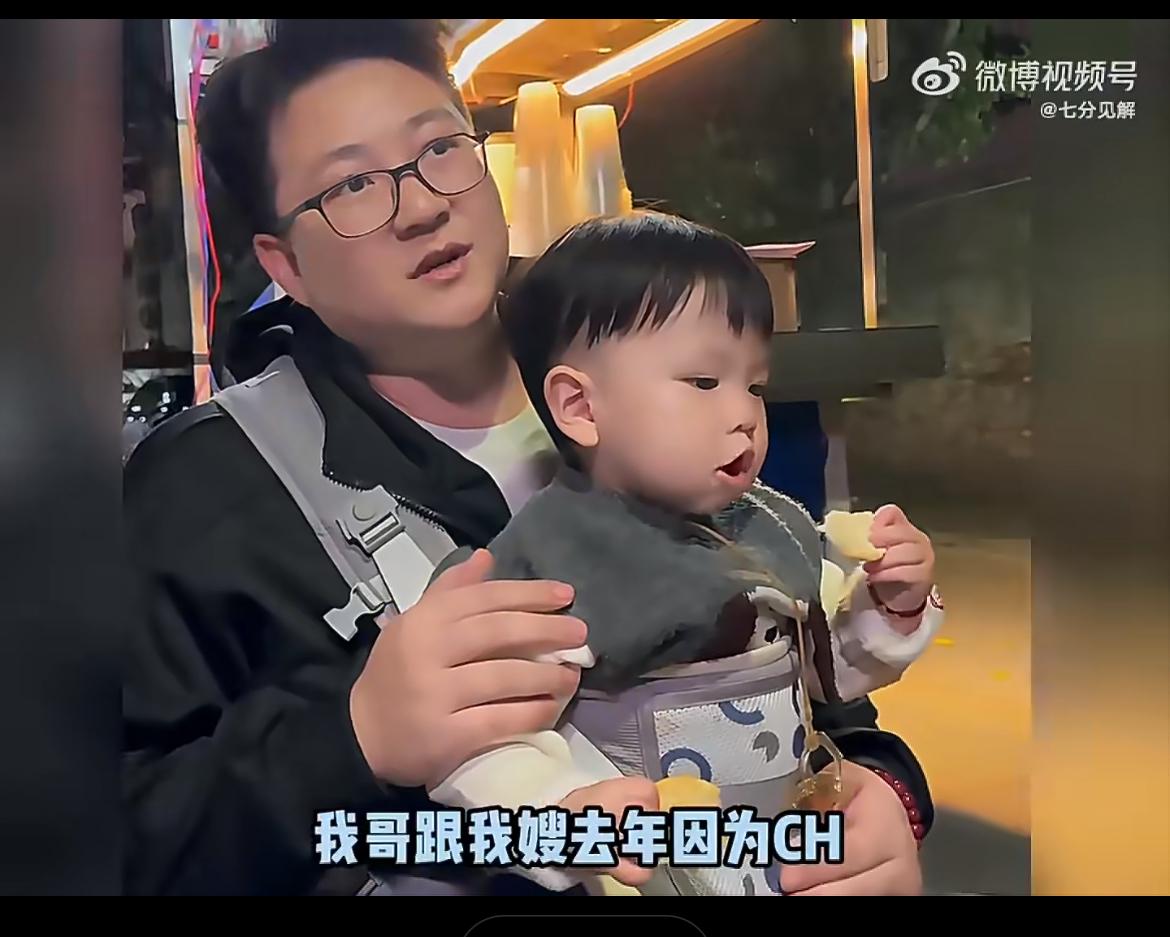 深夜广州街头一男子带孩子卖柠檬茶，引起博主的注意，一打听他是带着侄子，孩子的父母