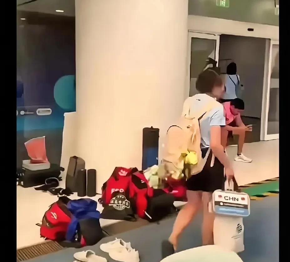 深夜的水立方格外安静，全红婵收拾好自己的行李，又仔细检查了一遍——那只会眨眼的小