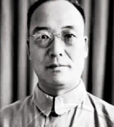 1930年，蒋介石乘专列前往前线视察，被西北军大队骑兵包围。危急时刻，一个团长率