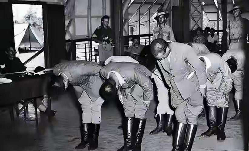 日军战败时有多疯狂？一个日本女军医：日军用刀劈开了一个人。这事听着就让人后背