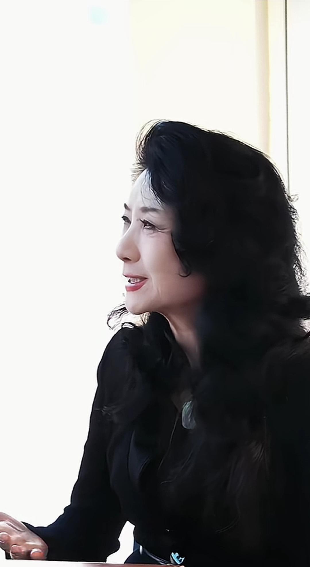 昔日的大美女，如今也迟暮了，不禁感叹下，岁月真是一把杀猪刀呀！