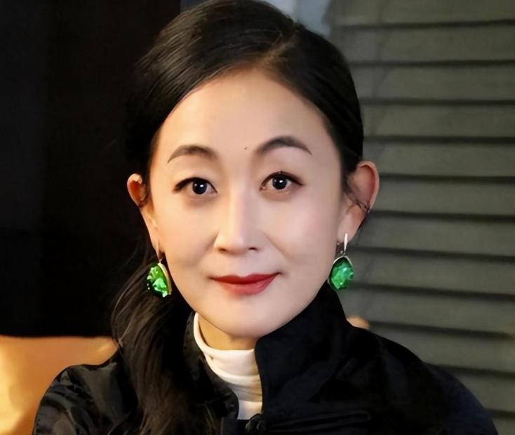 拿遍国内所有大奖，她60年没谈过恋爱，62岁和一个男人同居却不嫁，原来，这位老戏