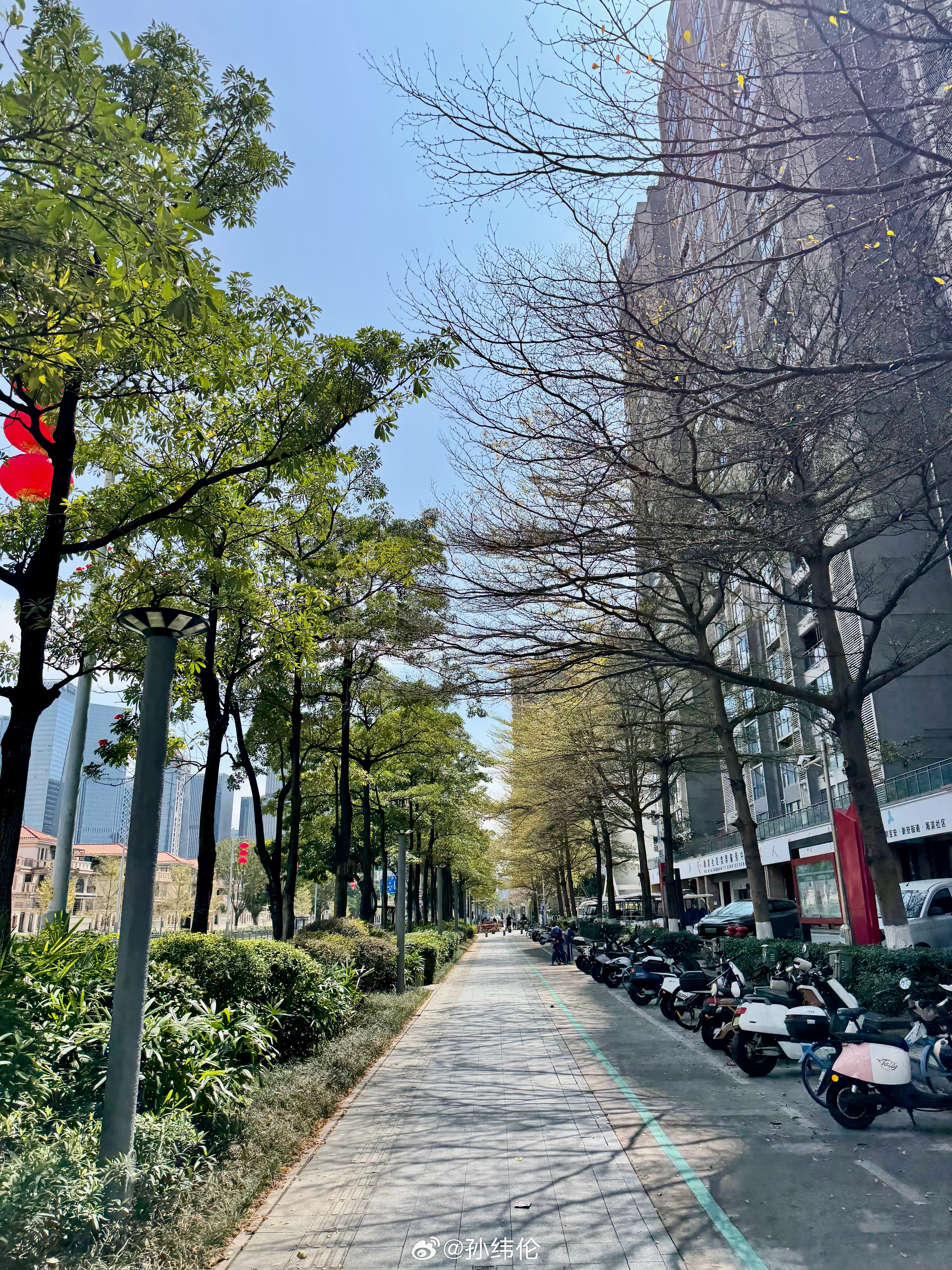 深圳这天气，出门还带了长袖，看起来是多余了深圳·宝安(地铁站)