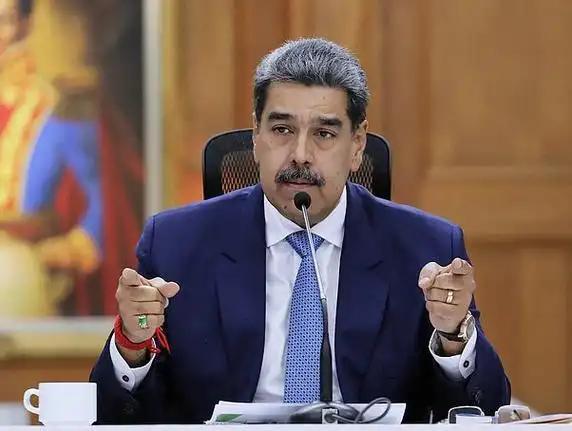 凌晨炸锅！特朗普突然官宣“抓了委总统夫妇”，这波操作太离谱！今天凌晨三点，