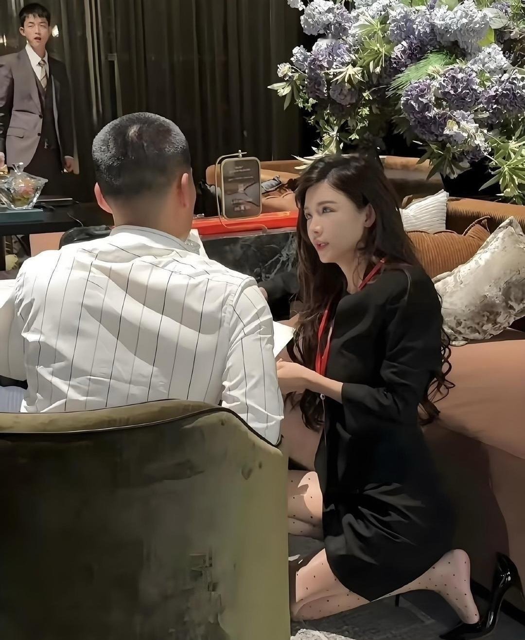 什么是顶级销售？最后捂嘴一笑情绪价值拉满了。