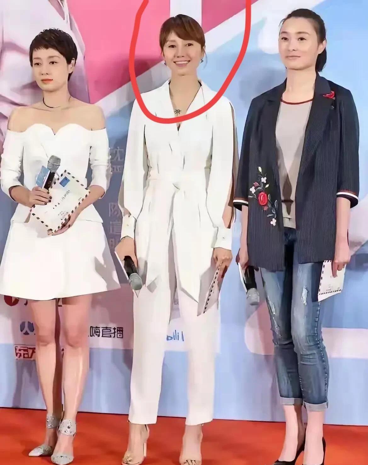 从来不觉袁泉有多美，很普通，还是吴越好看，一看就是腹有诗书气自华的那种气质美女，