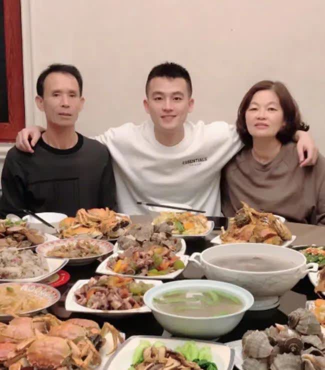 欧豪这是中了基因彩票了，挑着父母优点长鼻子以上像妈妈，鼻子以下像爸爸