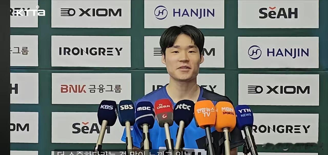 笑死我了！韩国女队都是神仙颜值，韩国男队这是什么造型？一个个的中分头，有点像