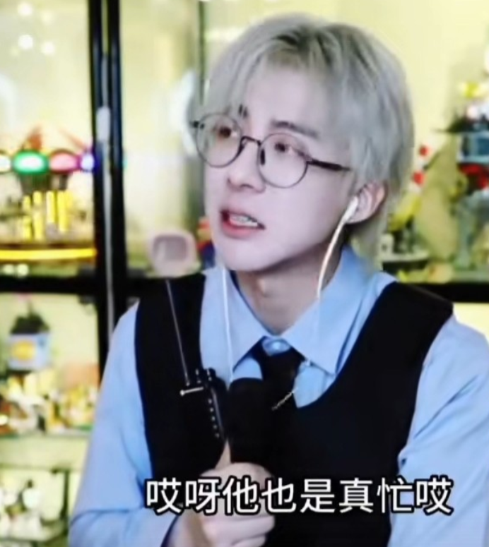 刘宇宁应该是娱乐圈男明星里比较没有压力的，因为他在直播里说过，他的资本就是他的粉