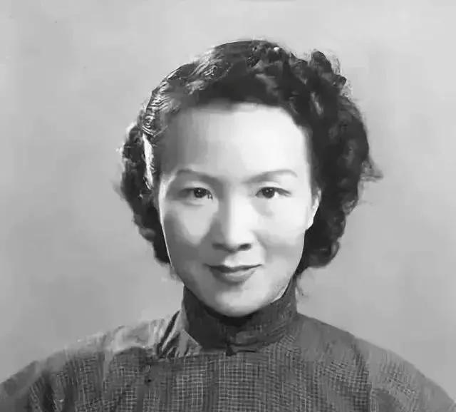 1968年，钱学森听到一个消息，手中的茶杯不慎滑落，妻子蒋英急忙去扶他，钱学森