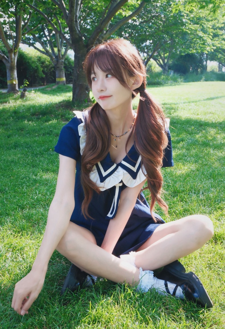 LPL知名解说瞳夕社媒晒照：水手服双马尾少女，笑容清甜灵动双马尾太可爱了，不过就