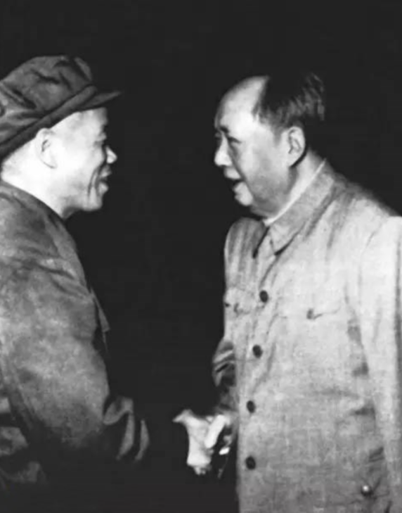 1967年，韩先楚在武汉东湖宾馆养病，因麻雀在外边太吵人，他拿出枪对准枝头开了一