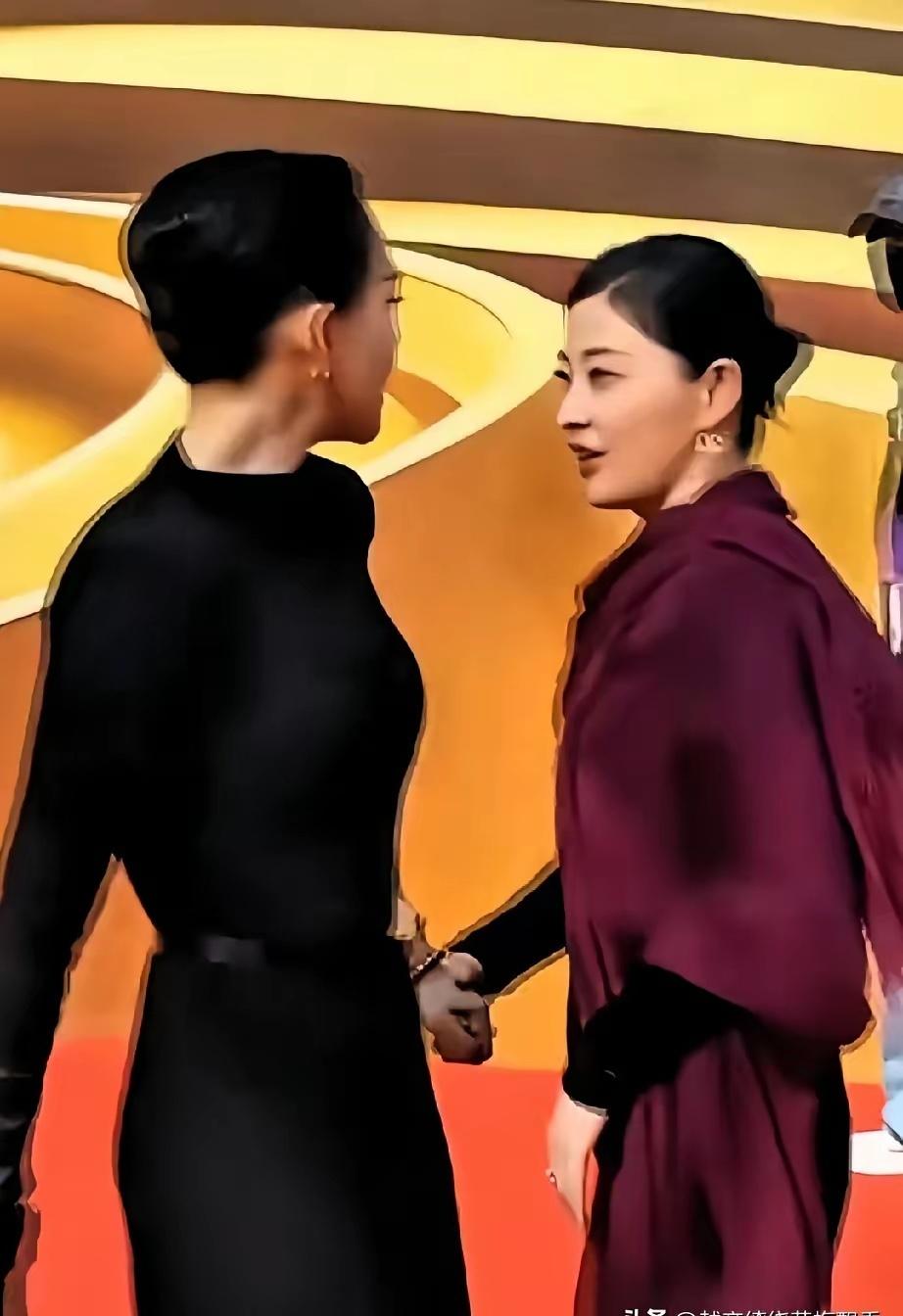 章子怡远远看到梅婷，就满面笑容的开始招手，双臂张开欲作拥抱状，可是走到跟前时，梅