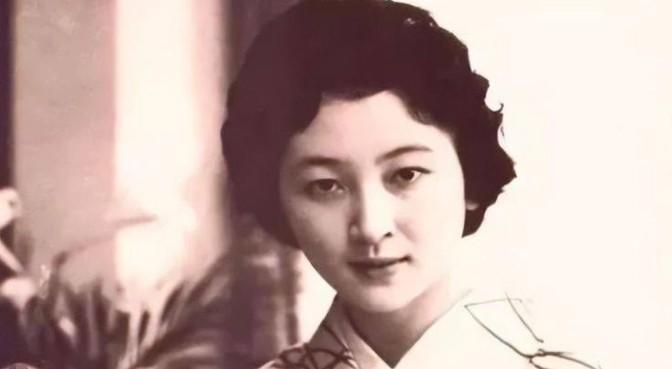 1942年，一女八路从来不洗脚，引起了游击队长甄凤山的警惕，他半夜潜入女队员房间
