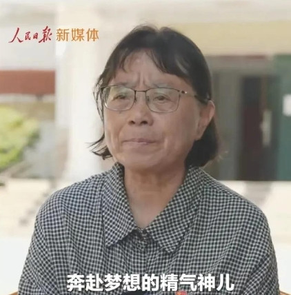张桂梅老师再次登上人民日报，这一回她把万千考生都给整哭了。她跟毕业生唠嗑