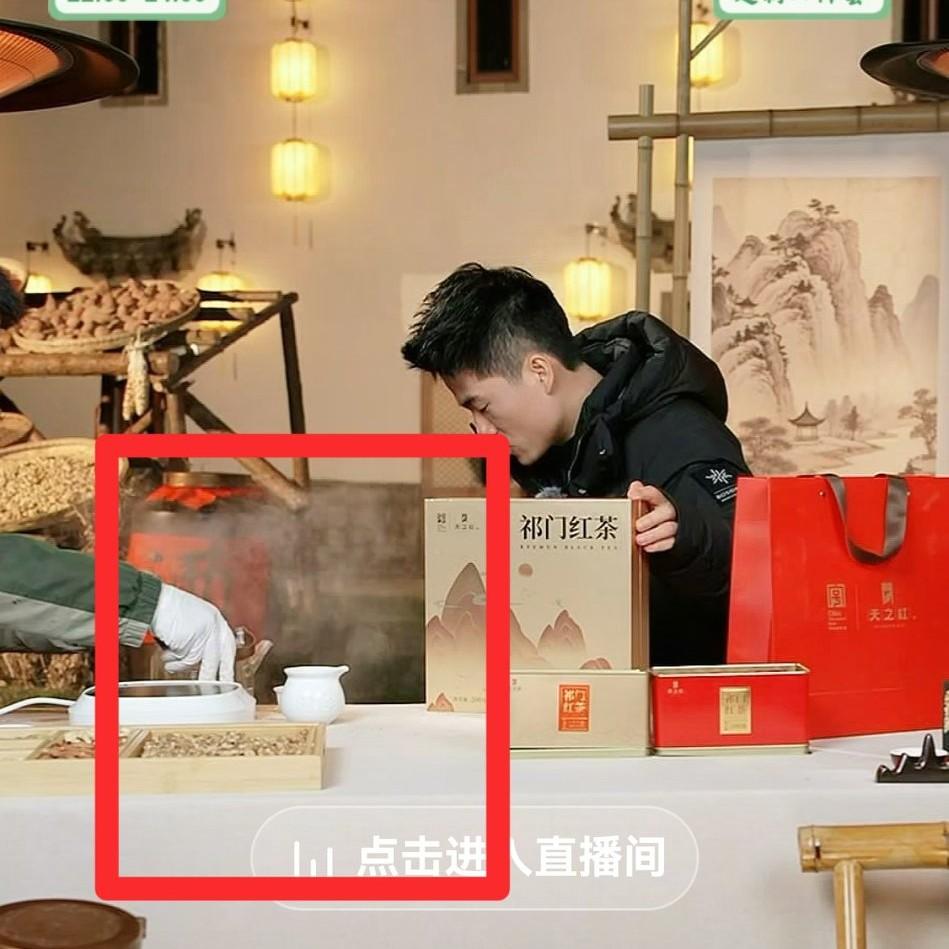 董宇辉直播卖茶叶一壶热茶突然打翻，泼到了身上助手小哥紧张的问，烫着了吗？董