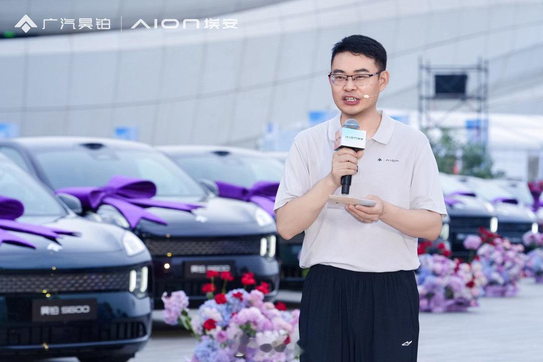 世界杯决赛后，欧文迎着朝阳亲自为昊铂S600车主交车，仪式感与好意头双双拉满！从