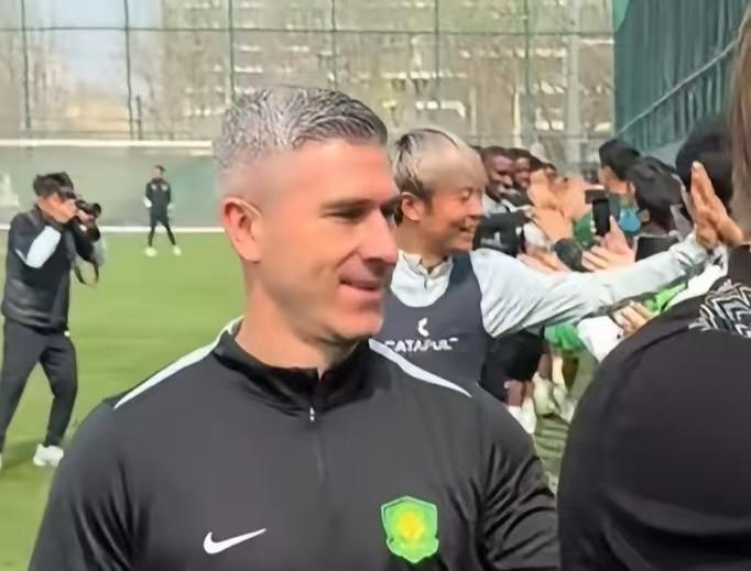 近日，北京国安在基地举办了公开训练课，有媒体问国安队最近为什么有很多球员受伤，主