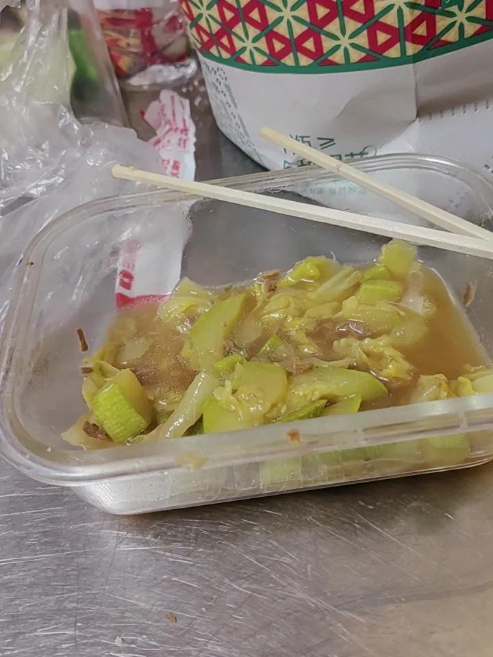 今天上班又是带的饭，白菜炒西葫芦，放了一点牛肉。都说这样既省钱又健康，可只有自