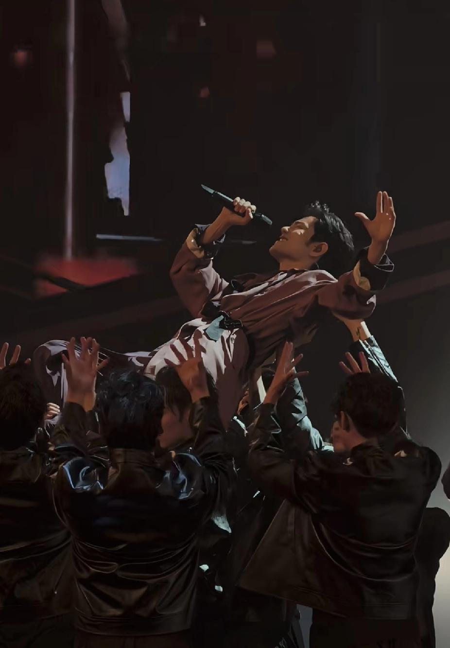 肖战舞台表现再次刷屏！这腰力是真绝了不说演技，单论今晚东方卫视的跨年舞台，