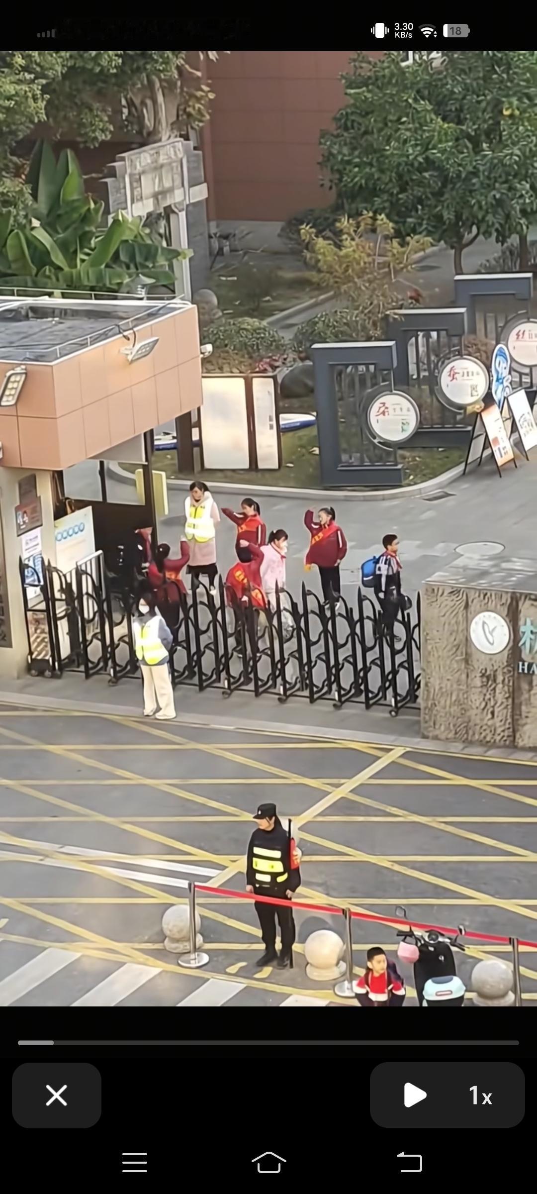 杭州网友拍到的另一所小学，每天早上也都有学生门口敬礼迎接，有所不同的是，老师进进