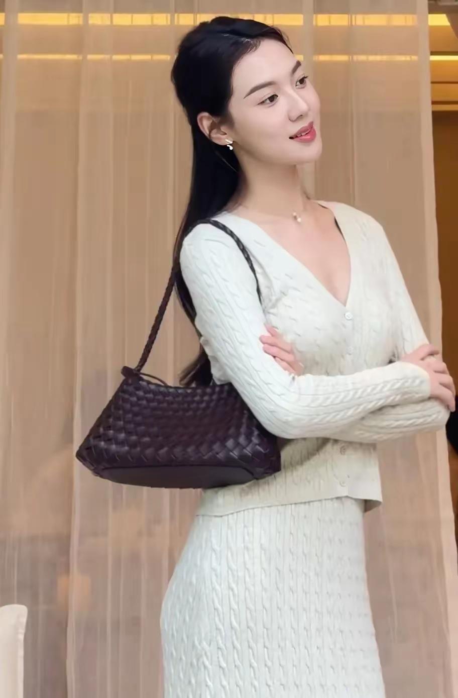 自渡是能力，渡人是格局，睡前原谅一切，醒来便是重生。