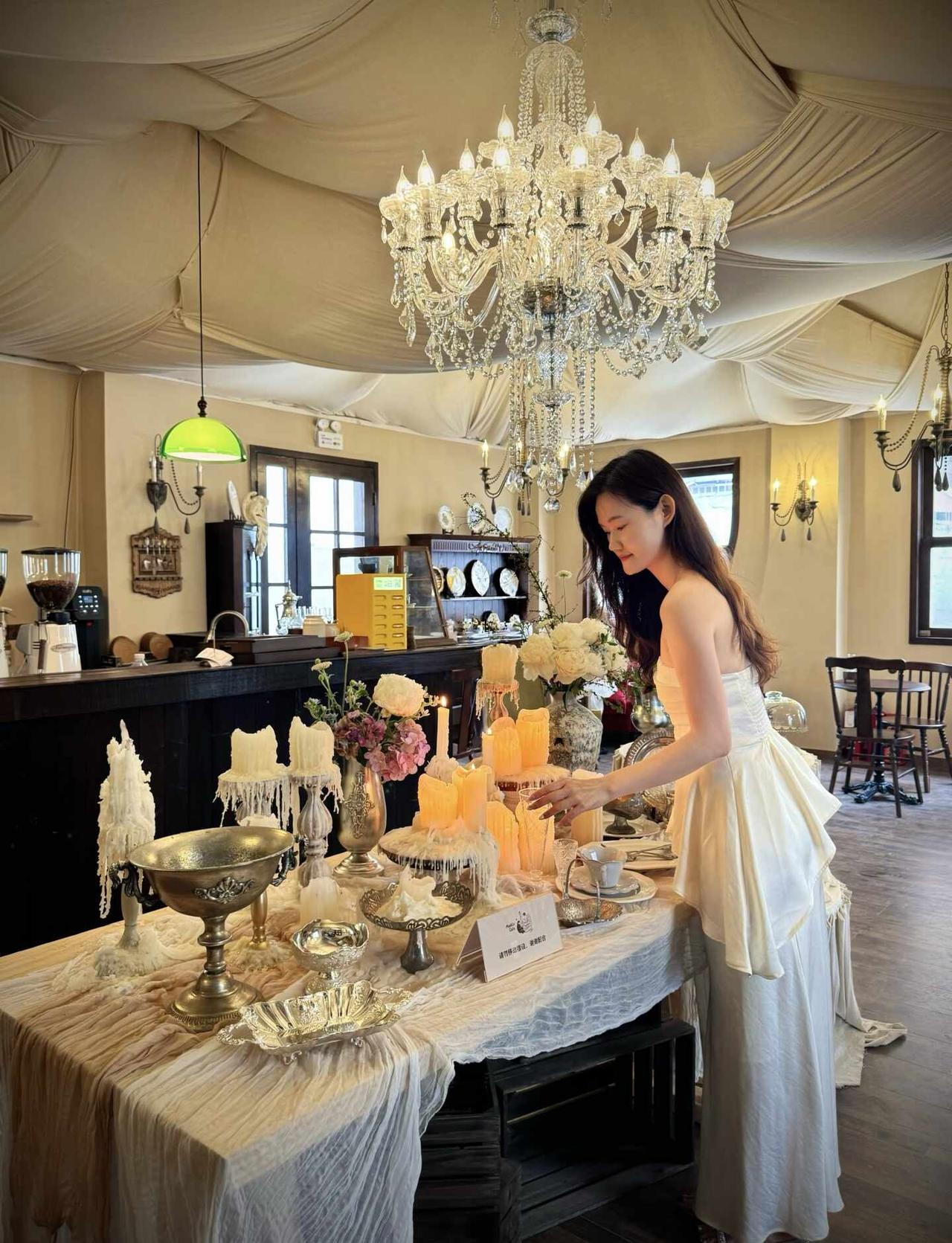 广州荔湾新店|法式中古风咖啡店这家店的打卡位就是烛台可惜蜡烛是易耗品有些蜡