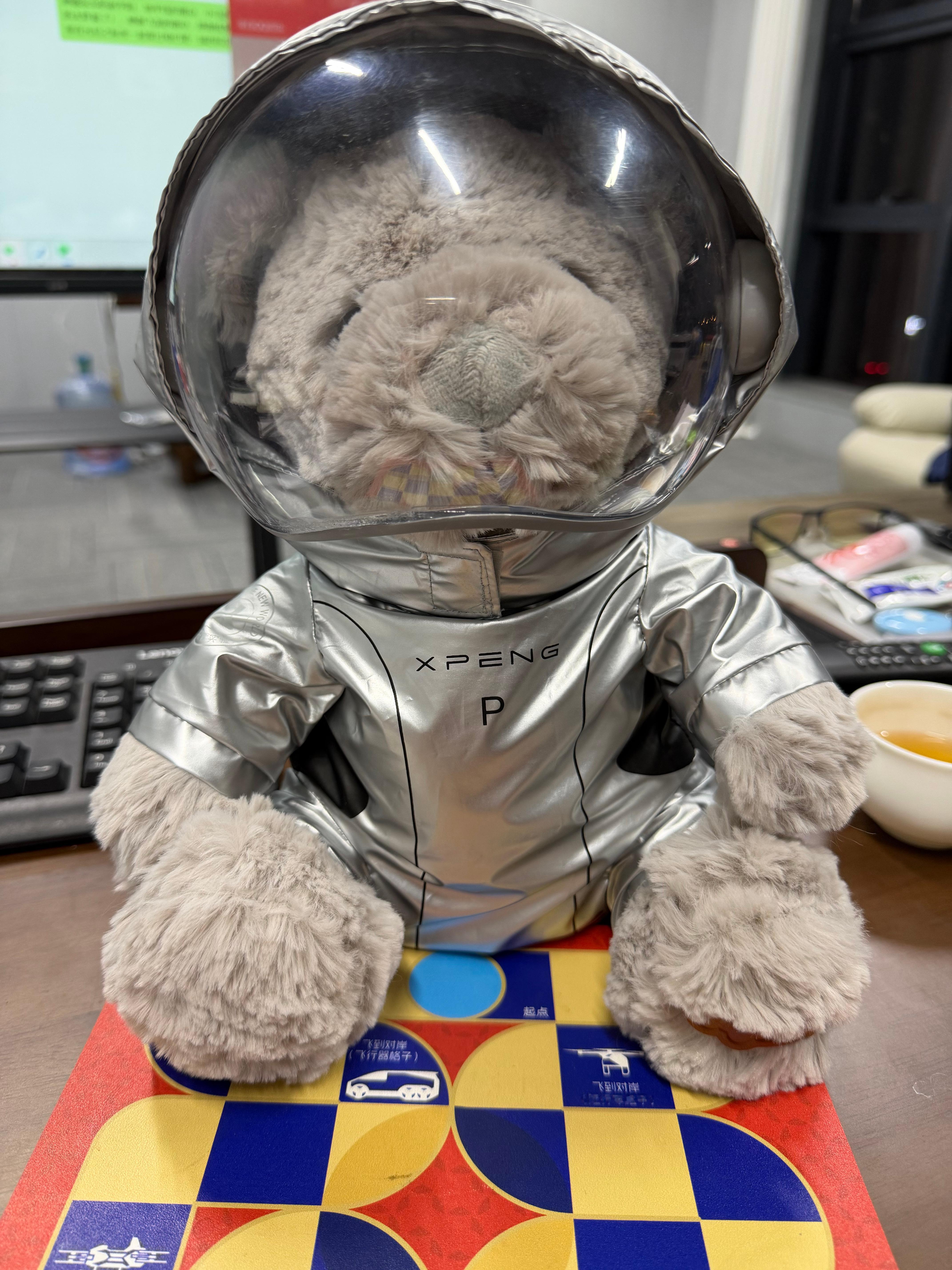 终于明白了小鹏的这个熊为什么要带个头盔，穿个宇航服了！