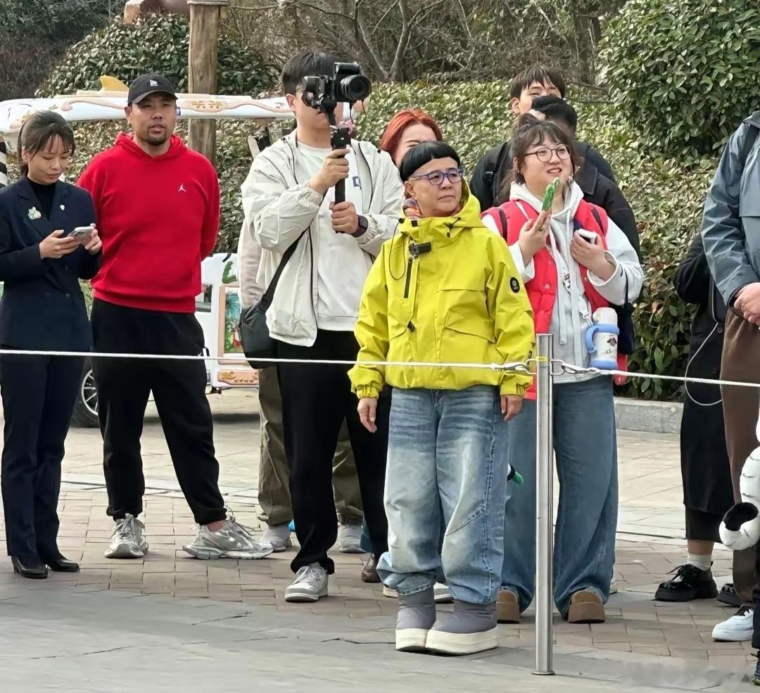 郑州网友：在街上偶遇金龟子，她穿了双超级难看的增高鞋，这身打扮一言难尽！我觉得她