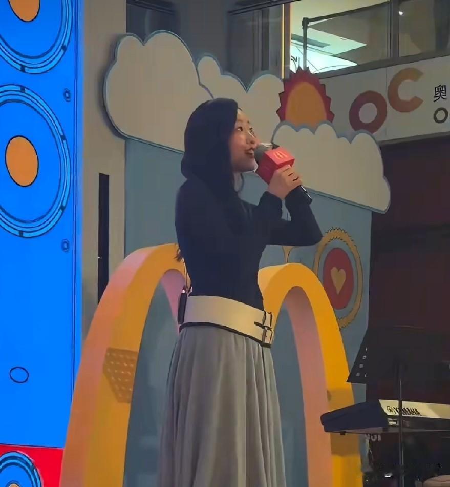陈奕迅女儿陈康堤在商场演出，男友香港网球选手黄泽林和妈妈一起捧场支持。黄泽林