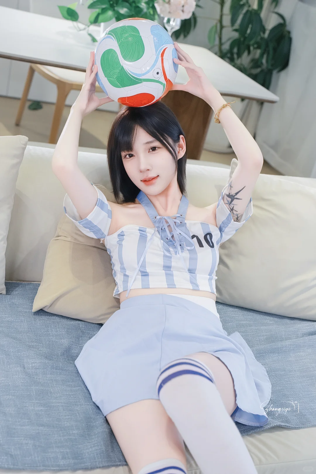 蓝调时刻：足球少女的静谧光✨