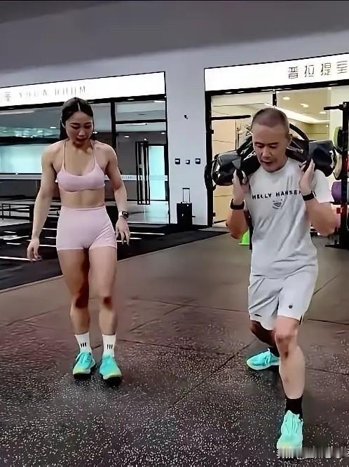 73岁的王石下场开健身房，刚开业就把自己挂成了头号“活招牌”，连练21天打卡，引