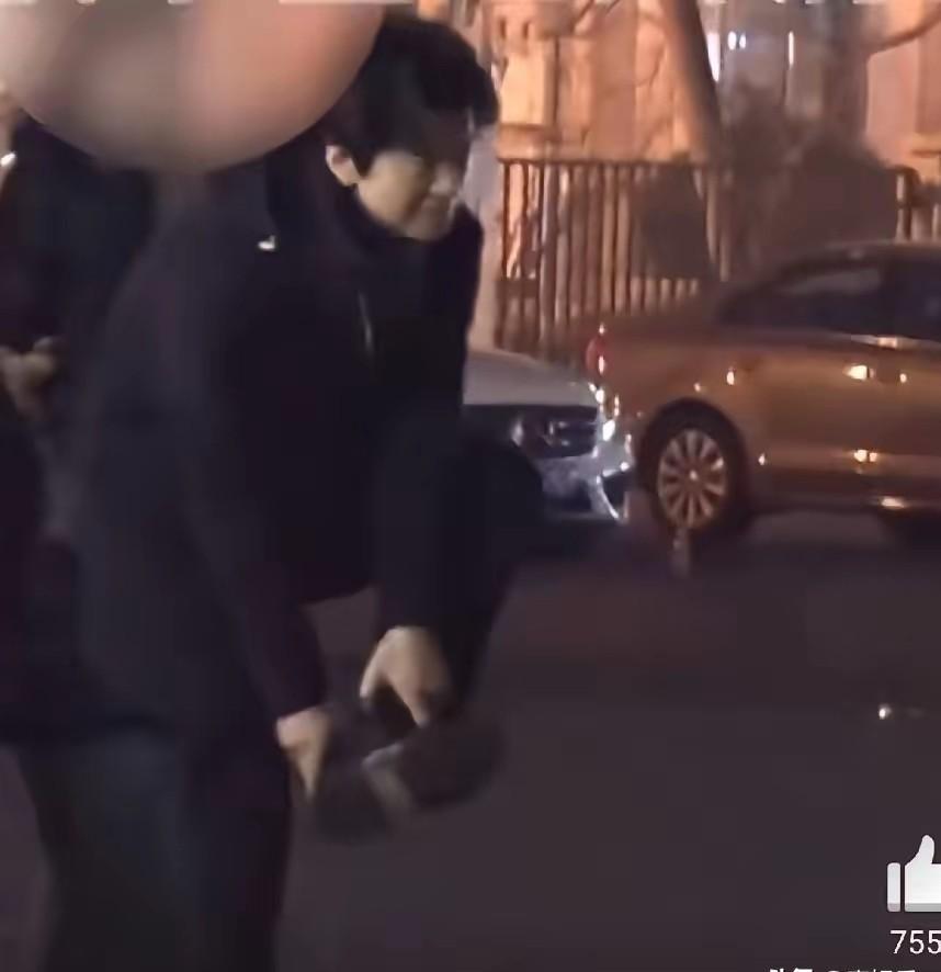 李健弯腰脱鞋的瞬间，孟小蓓的手就伸过来了。没有台词，没有眼神交流。像呼吸一样