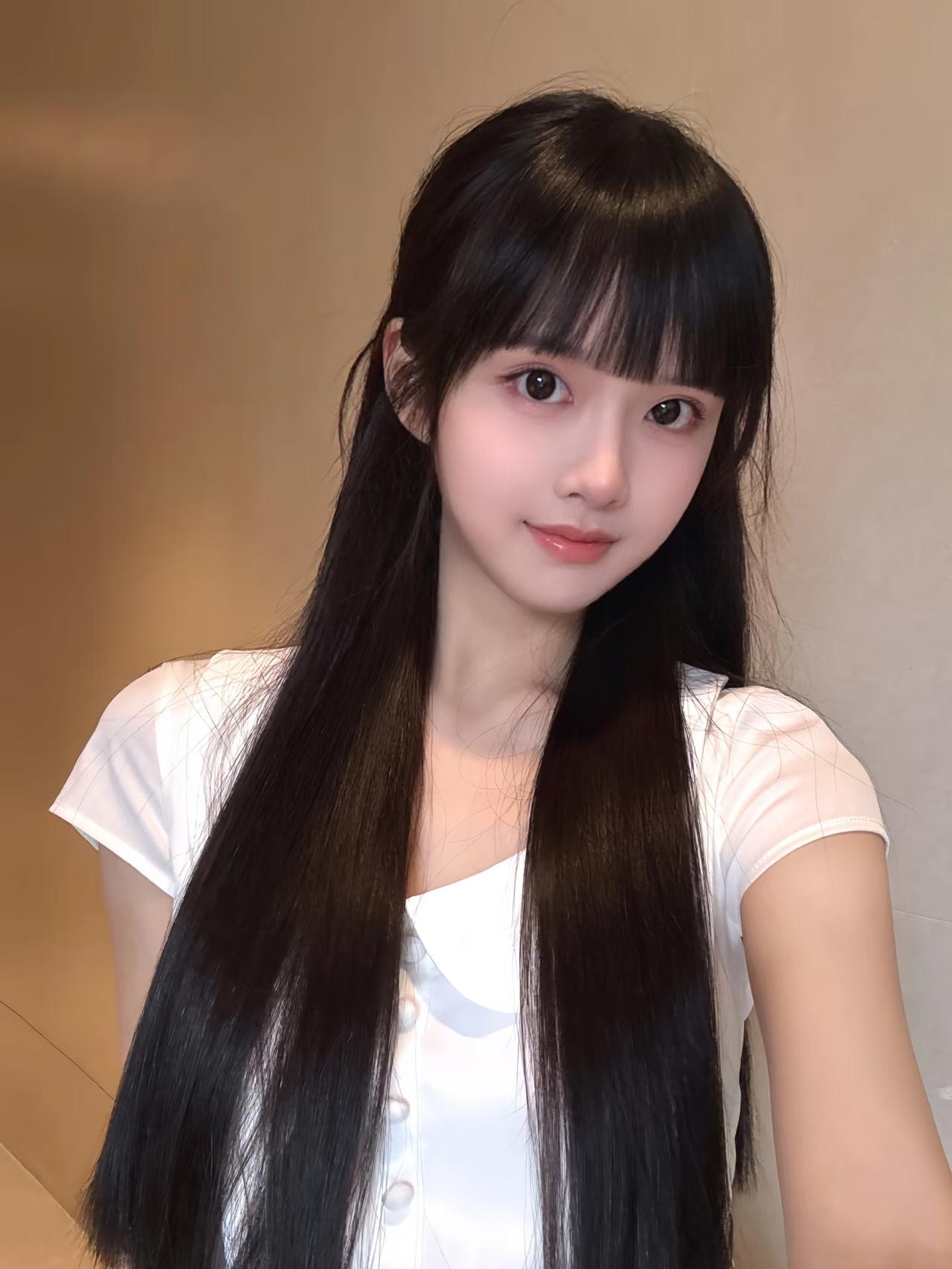 长长的头发，黑黑得眼睛！