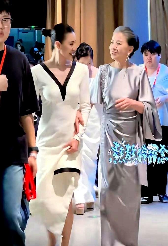 把人字拖一甩，光脚踩进高跟鞋头也不回地上台。宋佳这一幕被全网吹爆“松弛感天花板”