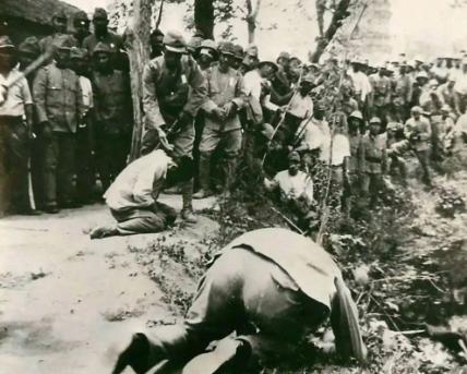 1943年，日本兵紫竹坚一郎独自一人悄悄离开部队，闯进一农舍，原来他白天在这发现
