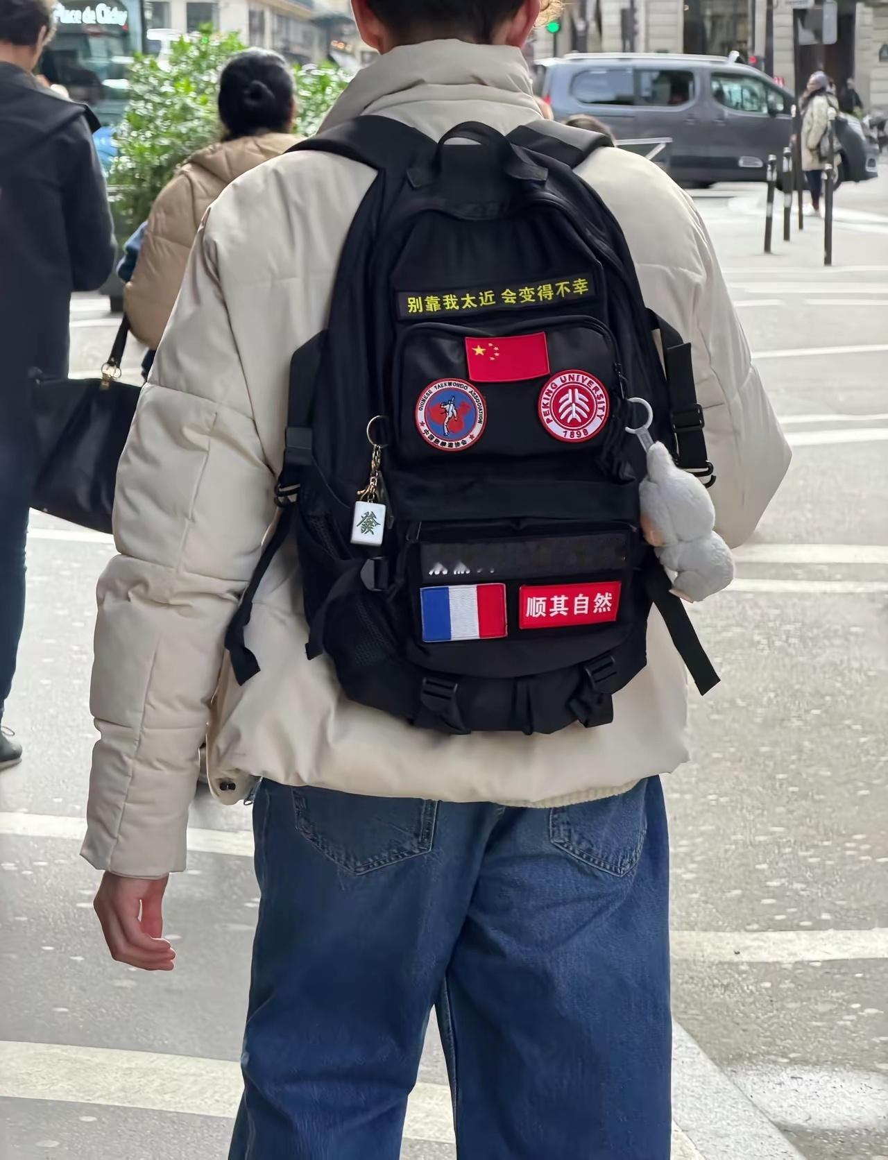 巴黎街头，法国小哥的书包！有点东西………