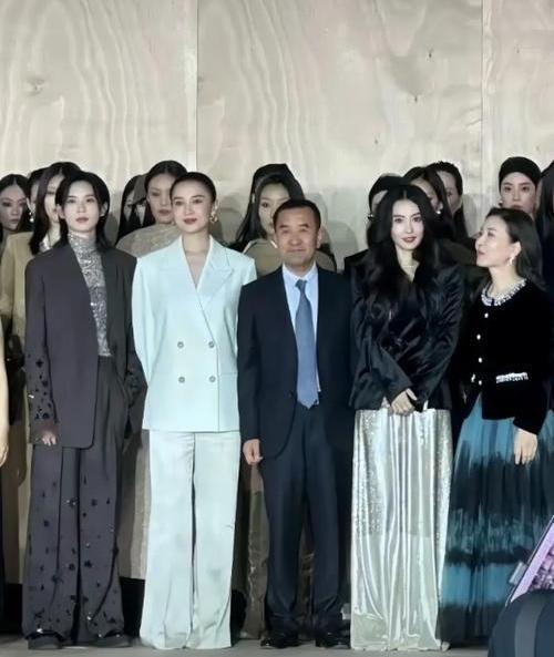 这张合照，首先印入眼帘的就是穿着一身白色西装气场全开的小宋佳与同样是酷飒中性风格