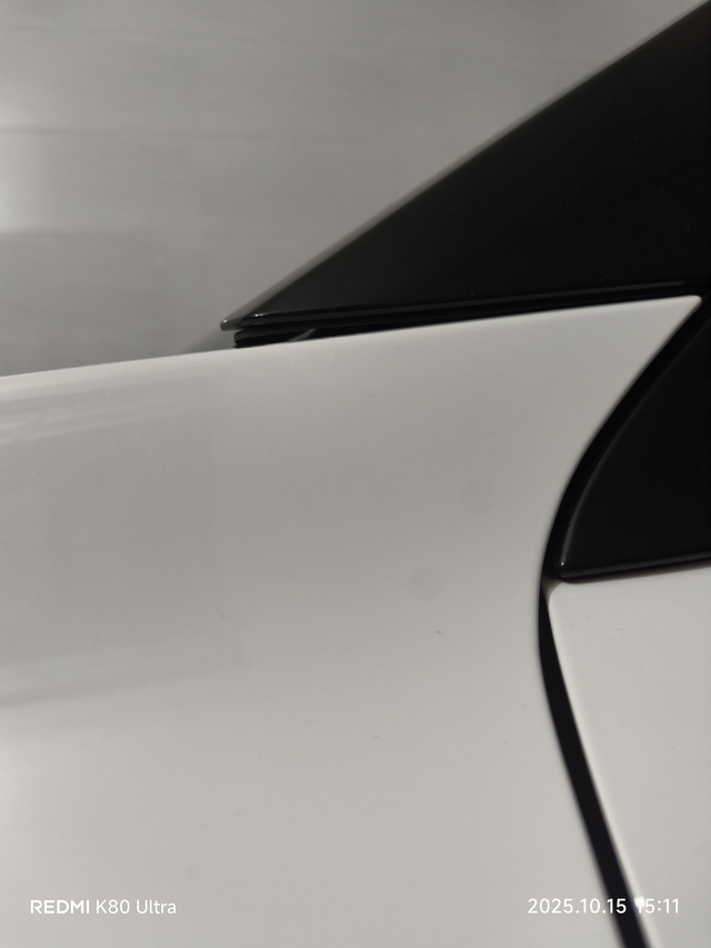 风挡左前方后视镜那里这么大的缝隙正常吗都能按的动，看着左右都不一样