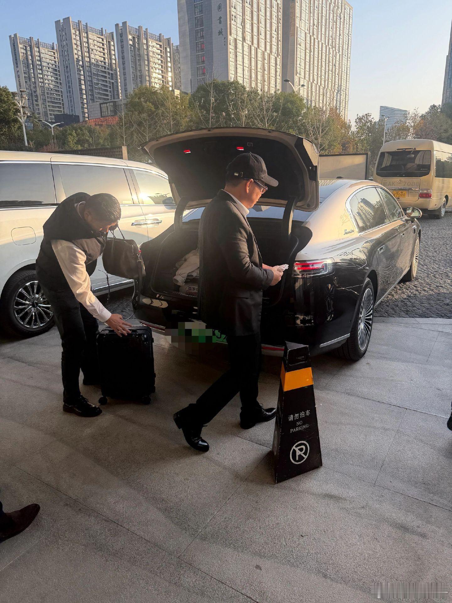 尊界破中国豪车最快万台下线纪录我是一大早就刷到了余承东跑到了安徽合肥尊界超级工