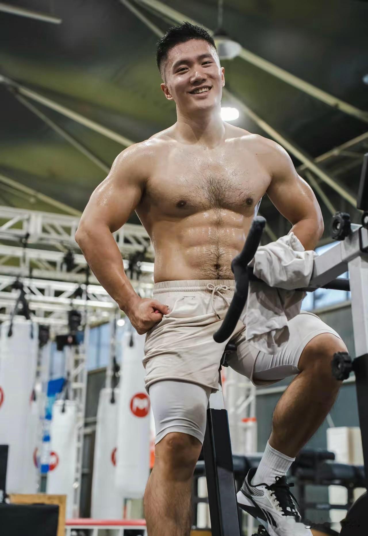 是我审美有问题吗？从来没有觉得6块腹肌好看。