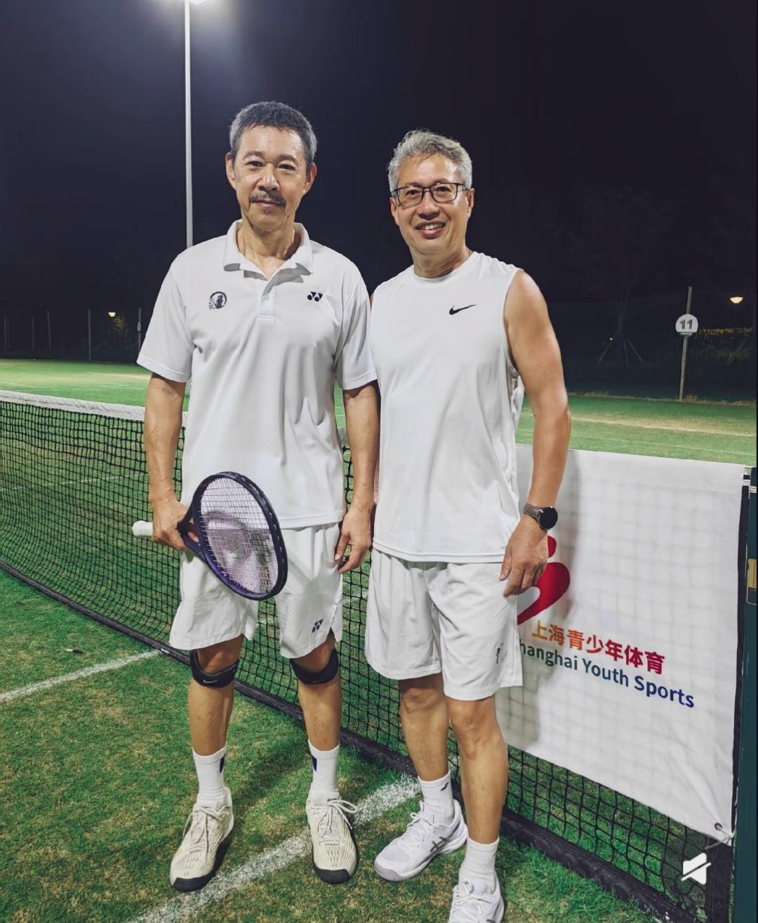 张丰毅近70岁依旧保持运动习惯，长期坚持网球、健身，身材挺拔，身体硬朗，实力硬汉