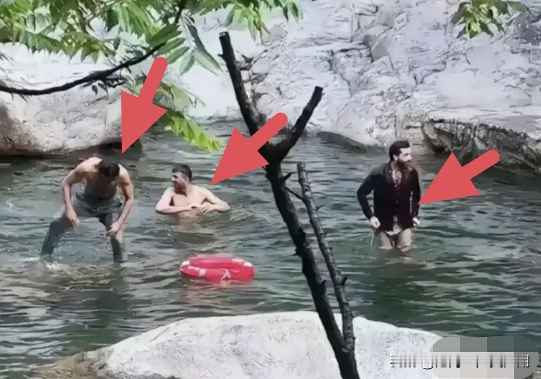 这可不是你们的恒河水，景区池水容不得你们撒野。三名境外游客无视岸边“禁止下