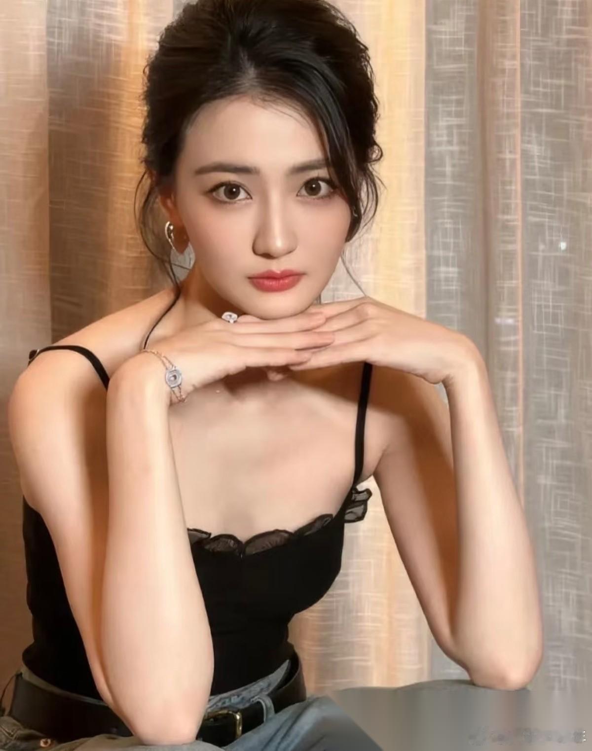 这下好了！现在不光粉丝知道，连路人都看明白了，顶流女明星徐璐，妥妥今年最惨女